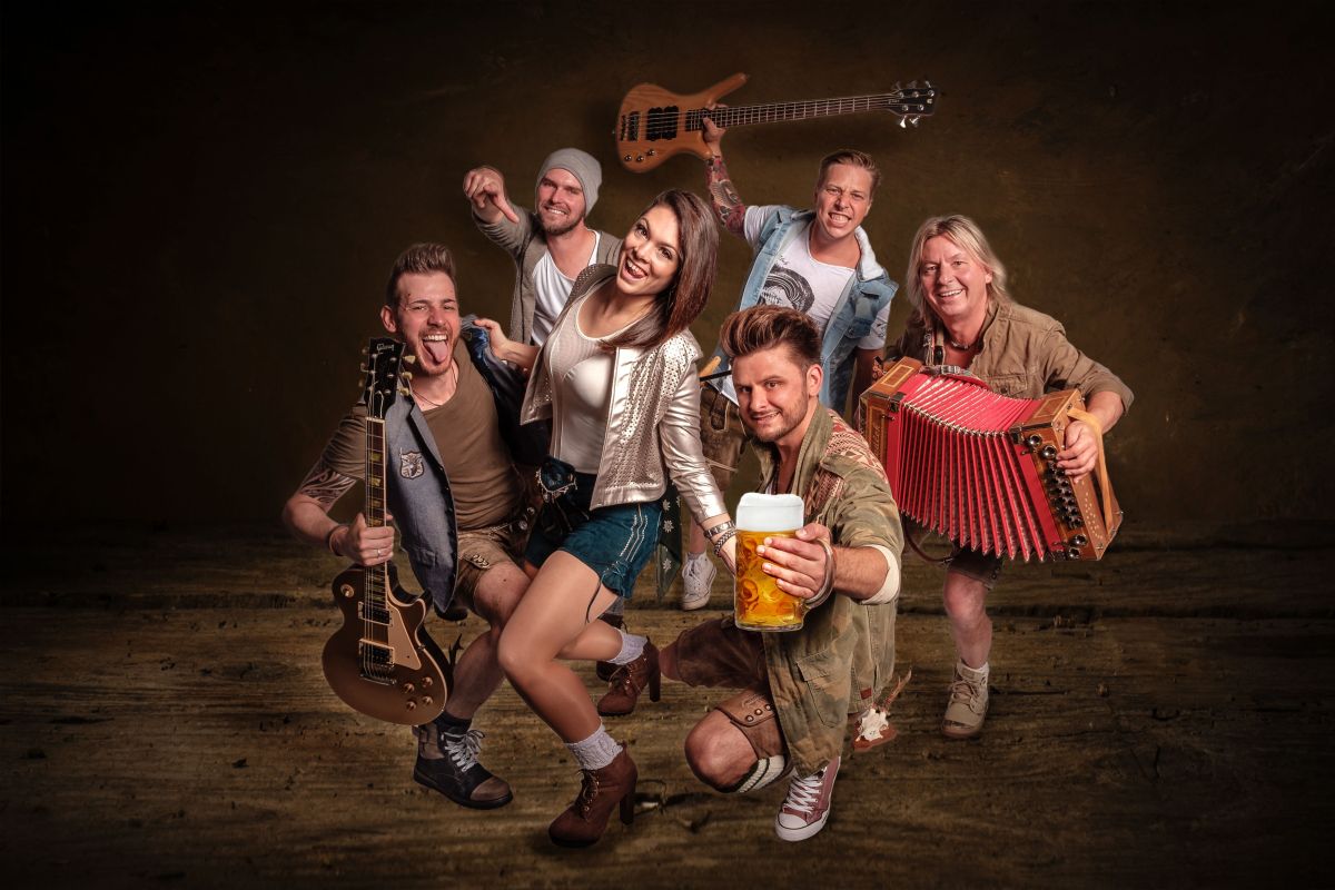 Eine Volksmusikgruppe posiert mit ihren Instrumenten.