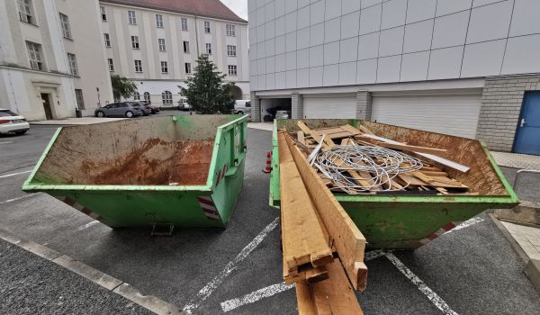 Im Innenhof des Rathauses Sonneberg stehen Container mit Bauschutt.