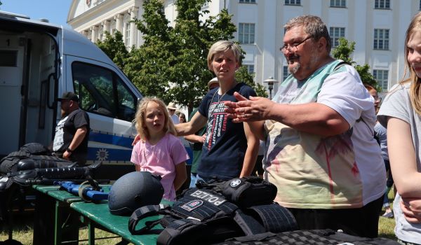 Interessierte schauen sich die Ausrüstung der Polizei an.