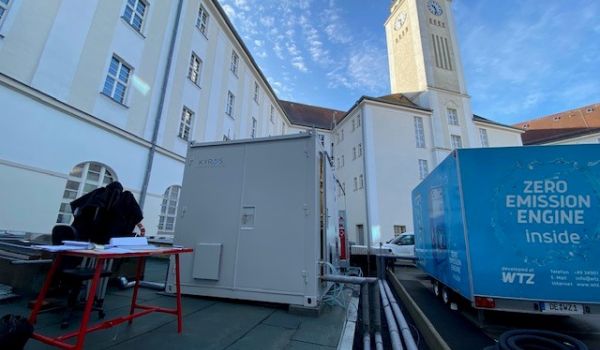 Eine großer Container steht im Innenhof des Rathauses Sonneberg.