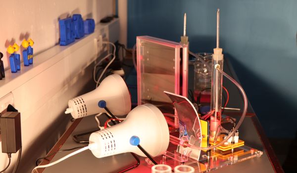 Experimentiersets auf einem Tisch.