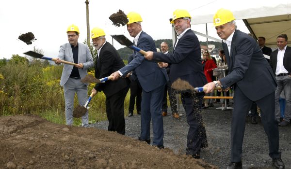 Fünf Männer beim Spatenstich für das Wasserstoffzentrum Sonneberg.