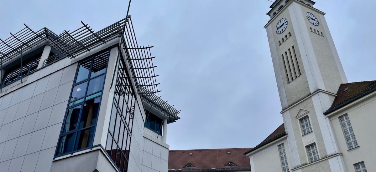 Das Stadtarchiv Sonneberg und der Rathausturm.