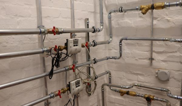 Rohre an einer Wand.