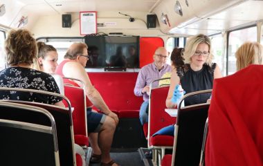 Menschen sitzen in einem Bus.