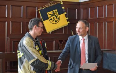 Ein Feuerwehrmann wird beglückwünscht.