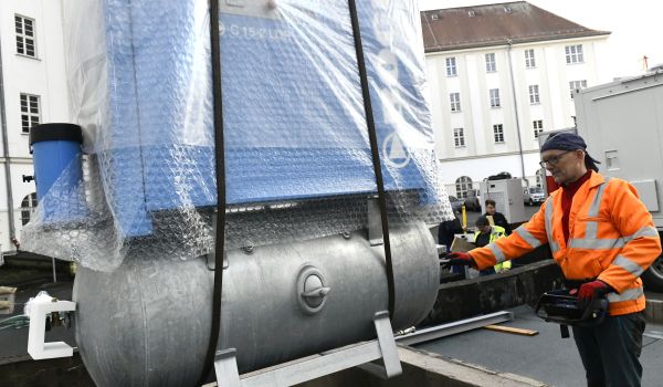 Ein Tank wird in den Boden eingelassen.