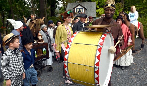 Menschen sind als alter Zirkus verkleidet.