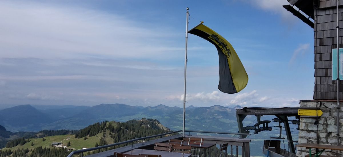Die Flagge von Sonneberg weht neben einer Berghütte.