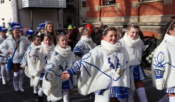 Kinder in weißen Kostümen.