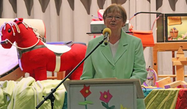 Eine Frau steht hinter einem Rednerpult.