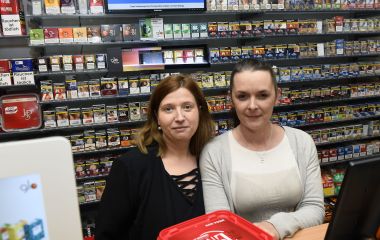 Maintaback bietet neben Zigaretten ein großes Tabaksortimetn auch für Shishas. Die Kolleginnen beraten Sie gerne. (Foto: Carl-Heint Zitzmann)