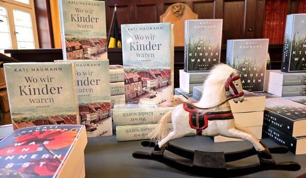 Auf einem Tisch liegen Romane mit dem Titel: Wo wir Kinder waren.