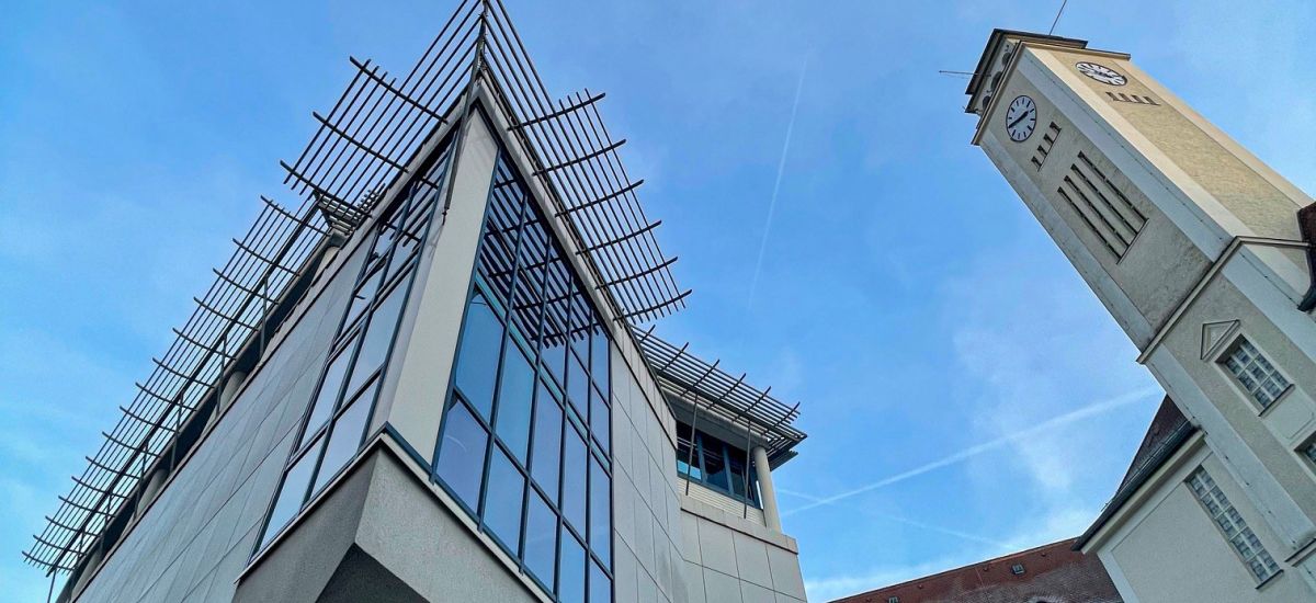 Das Stadtarchiv Sonneberg und der Rathausturm.