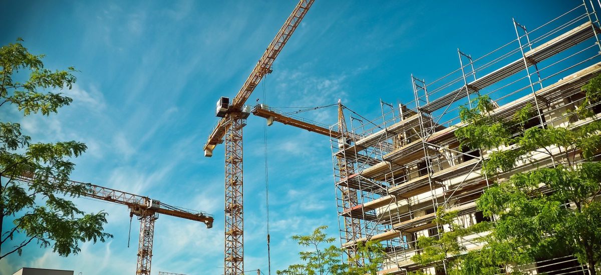 Kräne neben einer Baustelle.