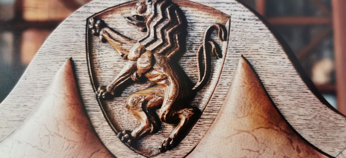 Ein Löwen-Wappen auf einer Stuhllehne.
