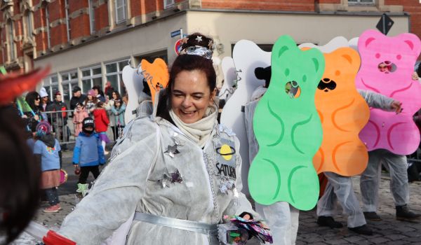 Eine Frau ist als Astronautin verkleidet.