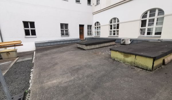 Im Innenhof des Rathauses Sonneberg finden Bauarbeiten statt.