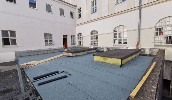 Im Innenhof des Rathauses Sonneberg finden Bauarbeiten statt.