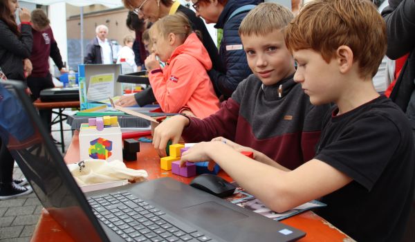 Kinder versuchen ein Würfel-Puzzle zu lösen.