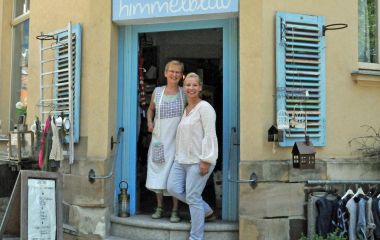 Mama & Tochter Pawletter laden in ihr buntes Lädchen ein. Das Sortiment lässt Herzen höher schlagen und der Einpackservice ist unschlagbar. (Foto: Carl-Heinz Zitzmann)