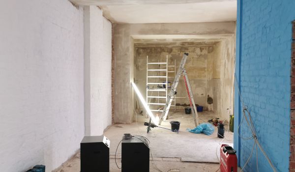 Eine Baustelle in einem Gebäude.