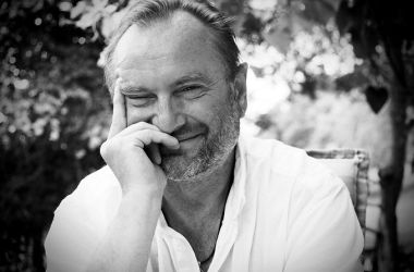 Schwarz-weiß: Ein Mann mit weißem Hemd.