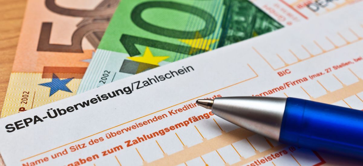 Nahaufnahme: SEPA-Überwesiung/Zahlschein.