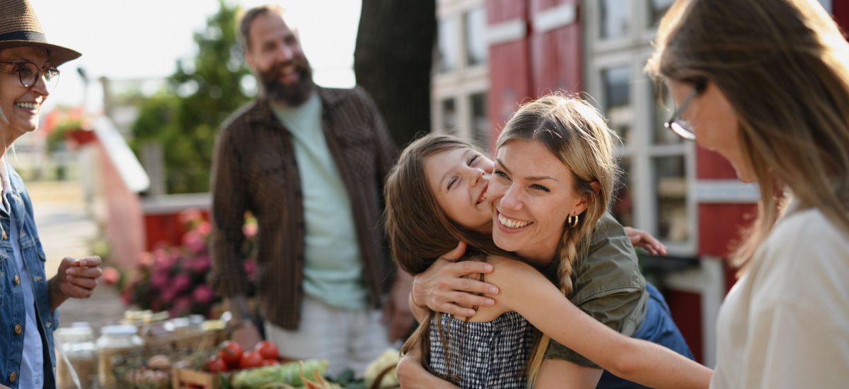 Ein Kind umarmt ihre Mutter.