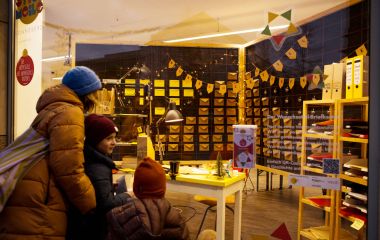 Die Poststation des Weihnachtsmannes hinter einem Schaufenster.