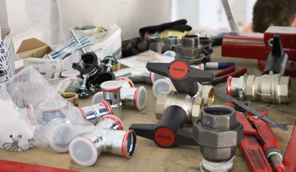 Leitungsventiele auf einem Tisch.