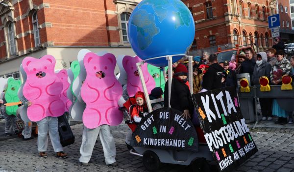 Menschen im Umzug sind als Gummibärchen verkleidet.