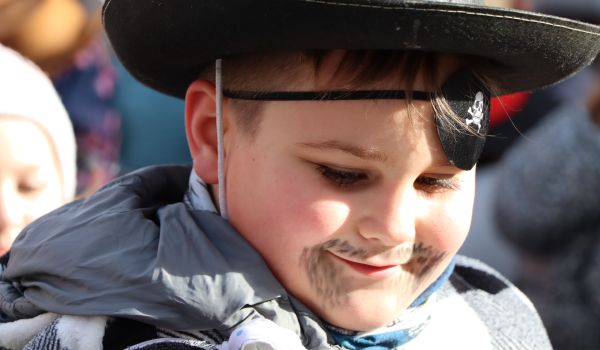 Ein Junge im Piratenkostüm.