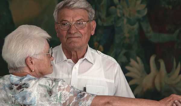 Senioren tanzen in der Wolke 14.