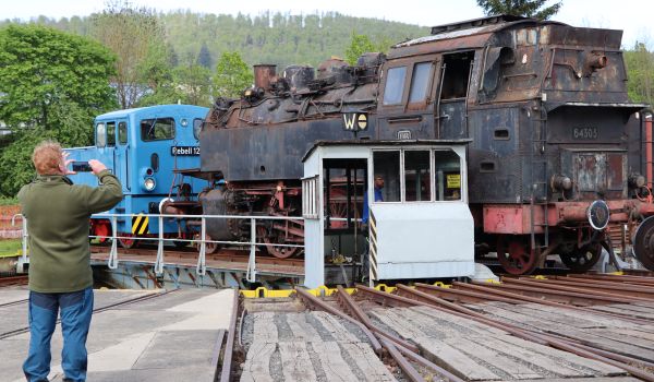 Ein Mann fotografiert eine alte Lok.