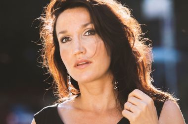 Eine Frau mit schwarzem Oberteil.