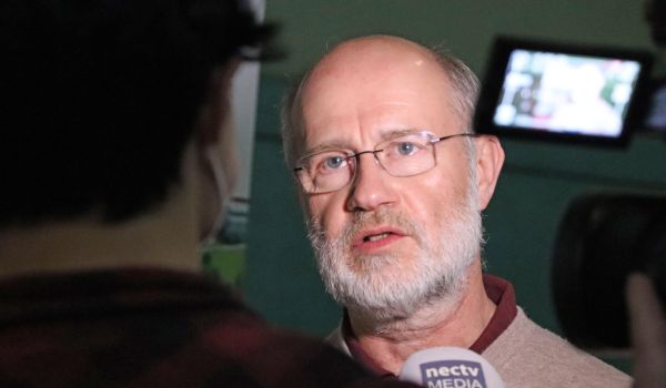 Ein Mann wird interviewt.