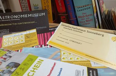 Auf einem Tisch liegen verschiedene Gutscheine.