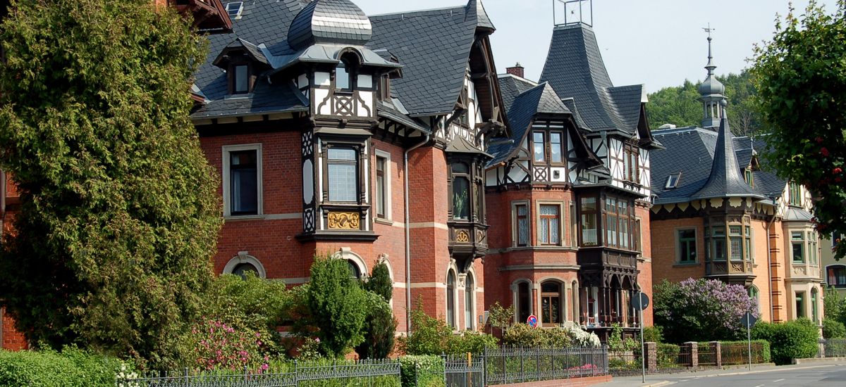 Drei Villen im Jugendstil stehen in einer Straße nebeneinander.