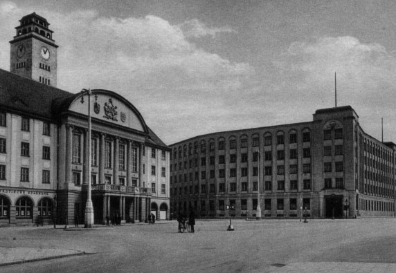 Schwarz-weiß: Das Rathaus der Stadt Sonneberg. Rechts daneben das ehemalige Woolworth-Gebäude.