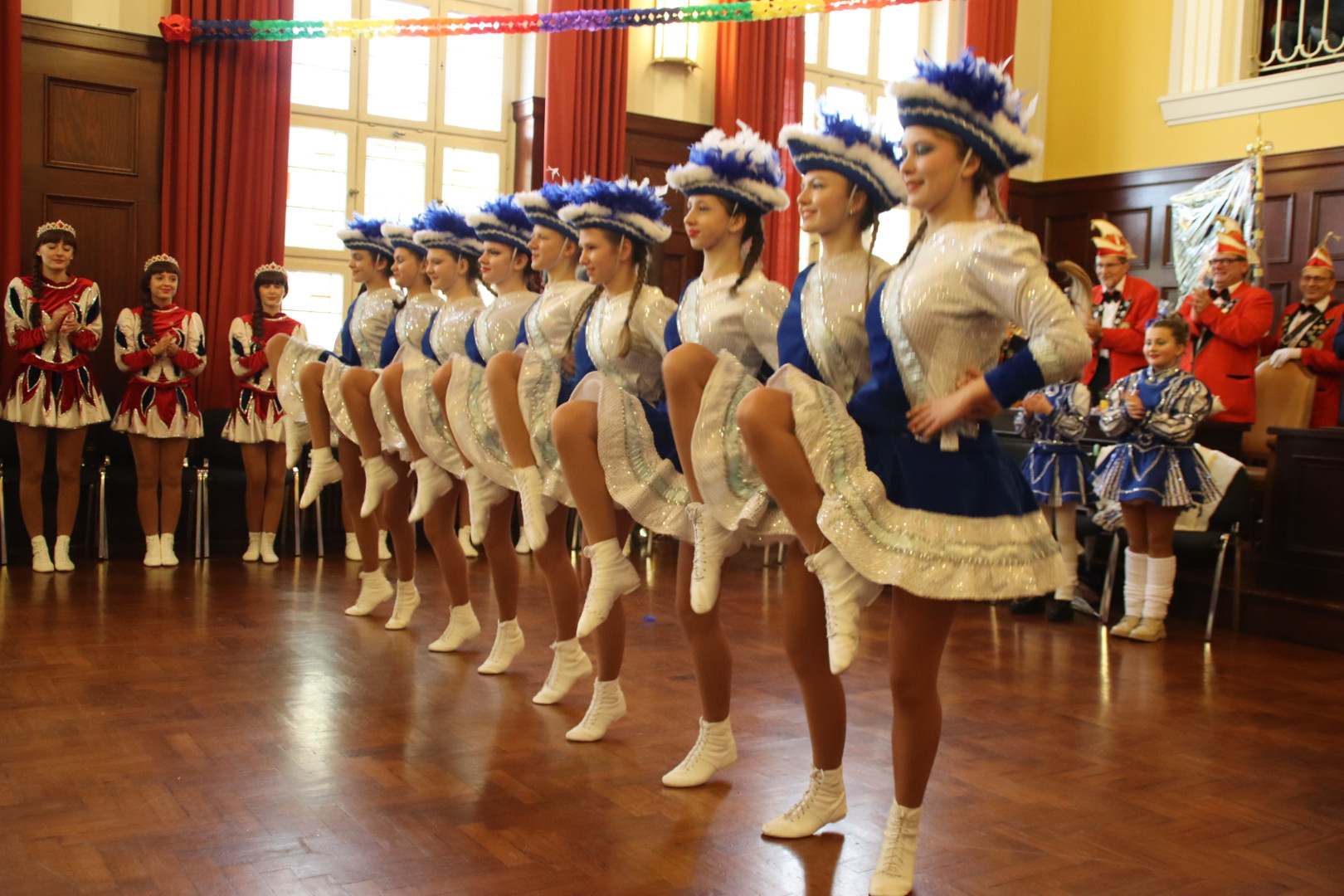 Eine Garde von Tanzmariechen tanzt im Rathaussaal.