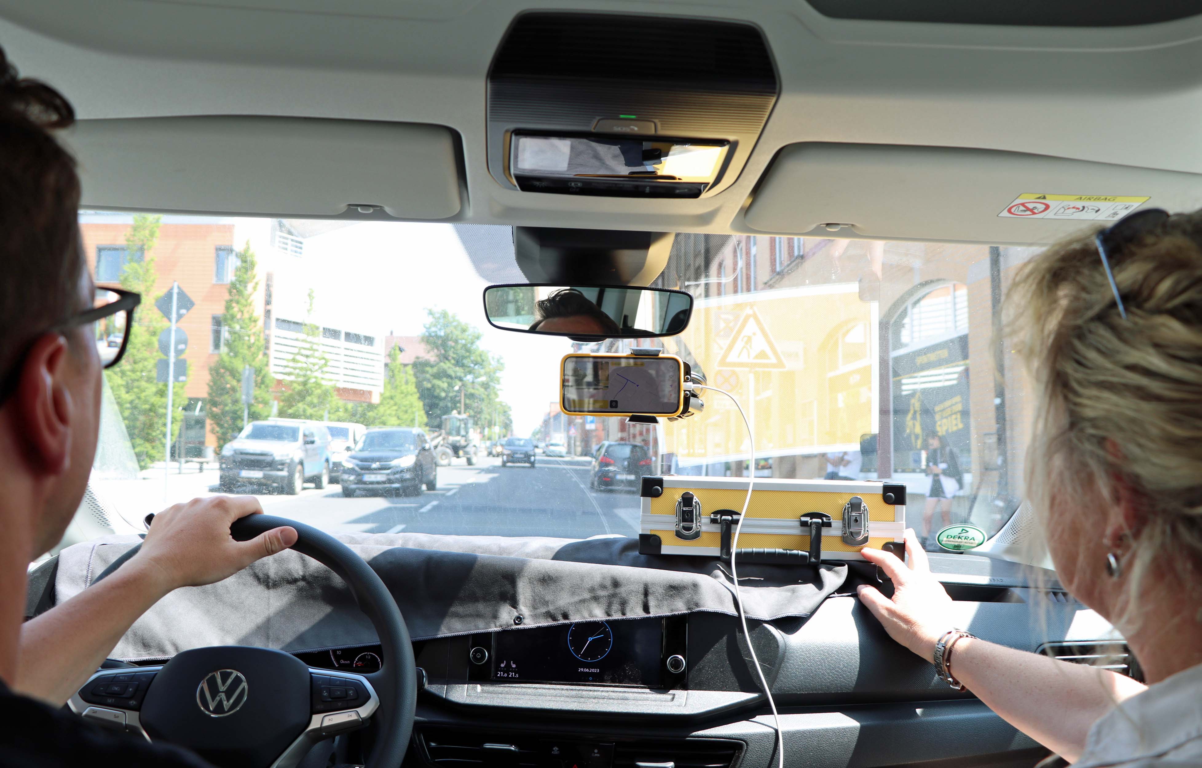 Ein Mann und eine Frau fahren mit einem Auto.