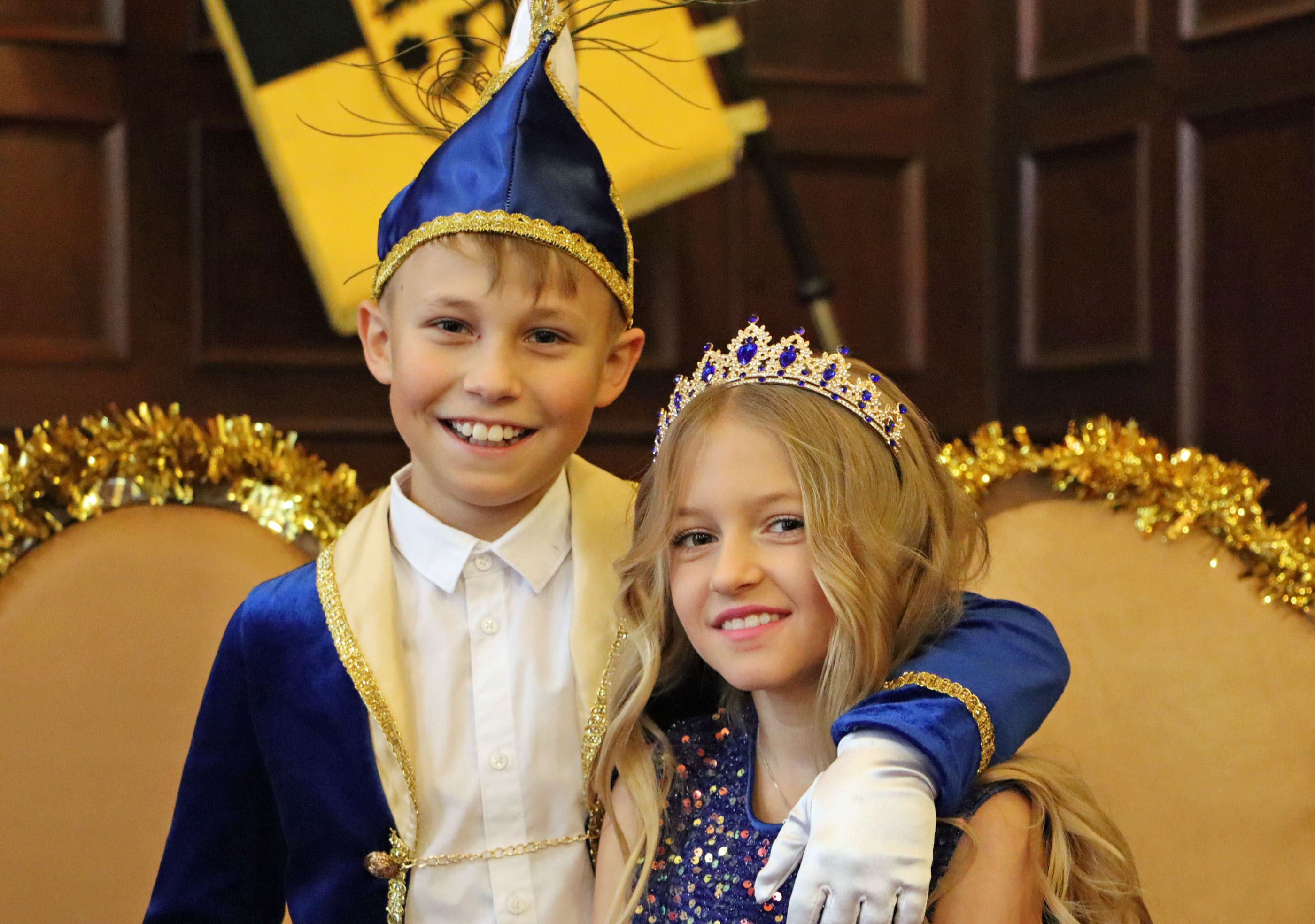 Zwei Kinder sind in Faschingsprinz und Prinzessin verkleidet und sind am 11.11. im Sonneberger Rathaussaal.