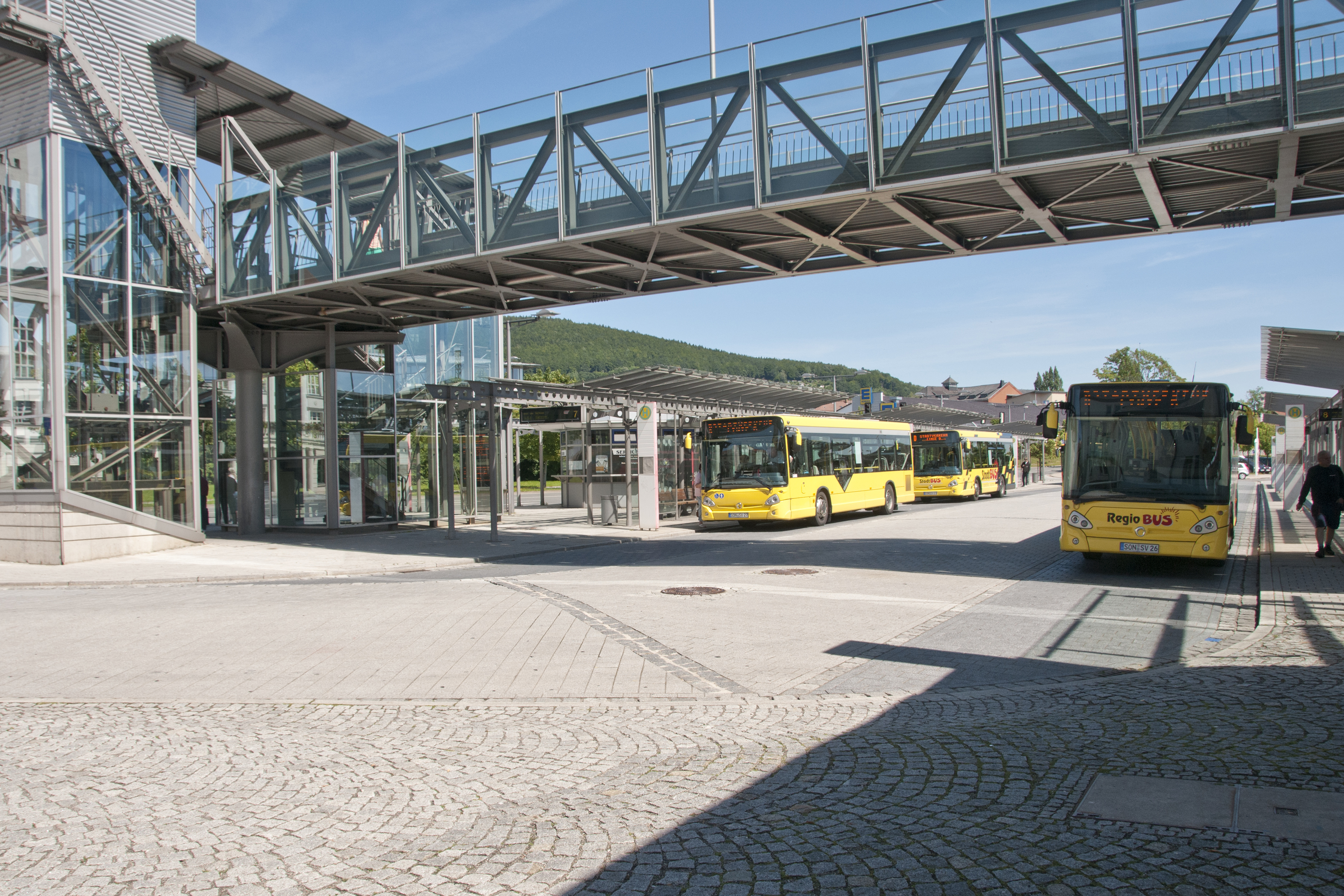 Eine Fußgängerbrücke über dem Busbahnhof in Sonneberg.