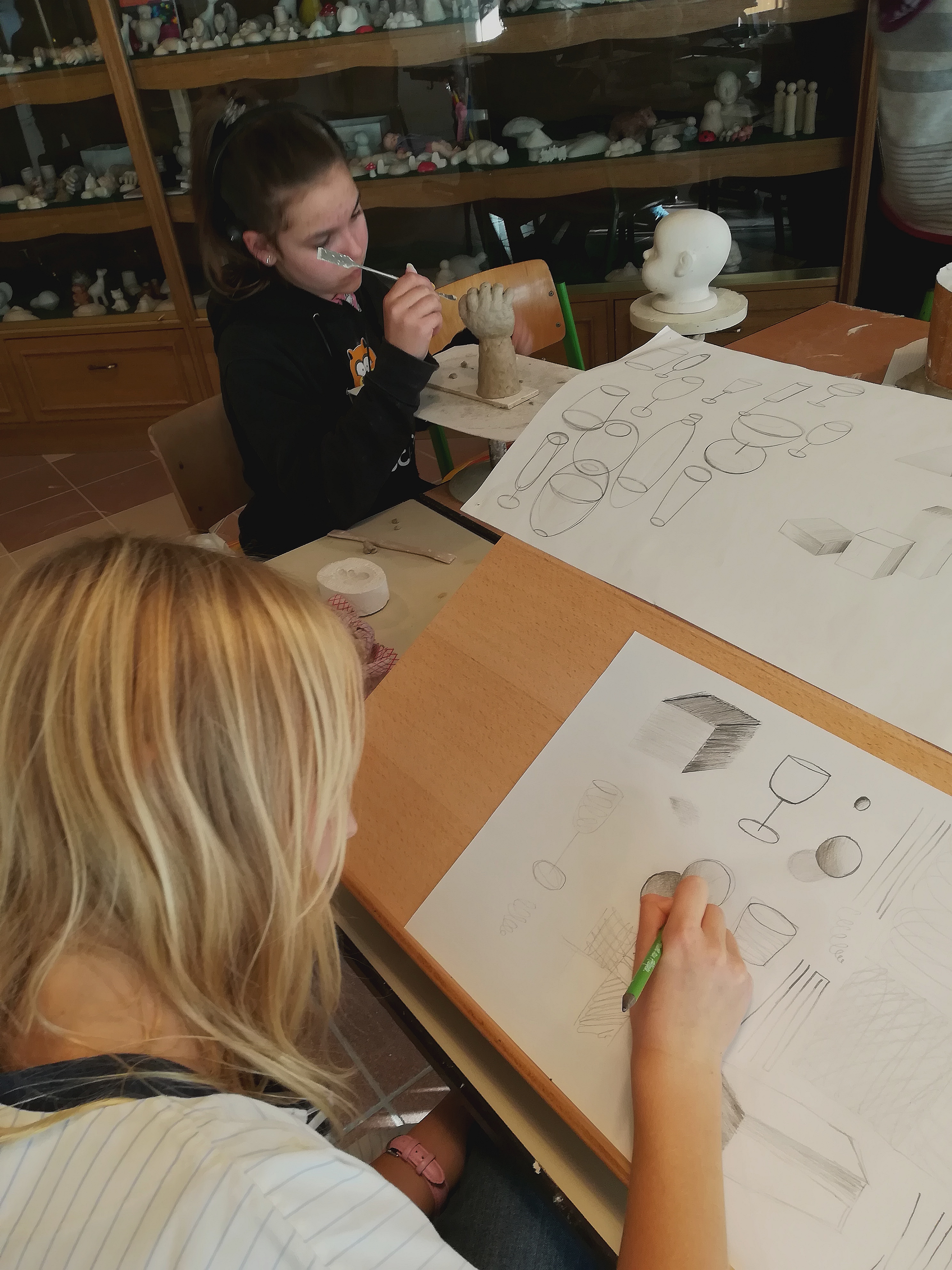 Kinder skizzieren Formen und Gegenstände (Foto: Regina Trutzel)