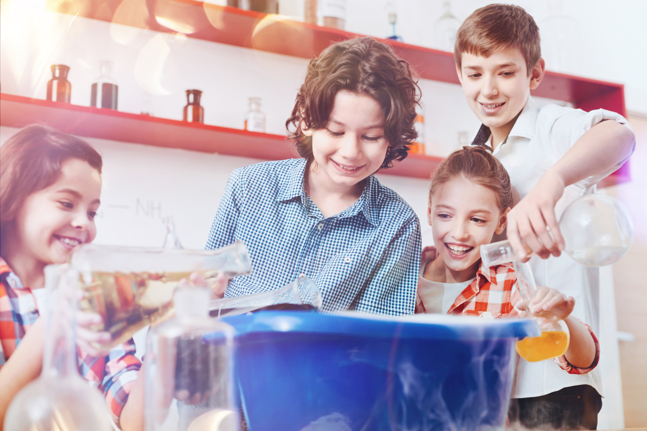 Zwei Mädchen und zwei Jungen experimentieren gemeinsam / Foto: yacobchuk