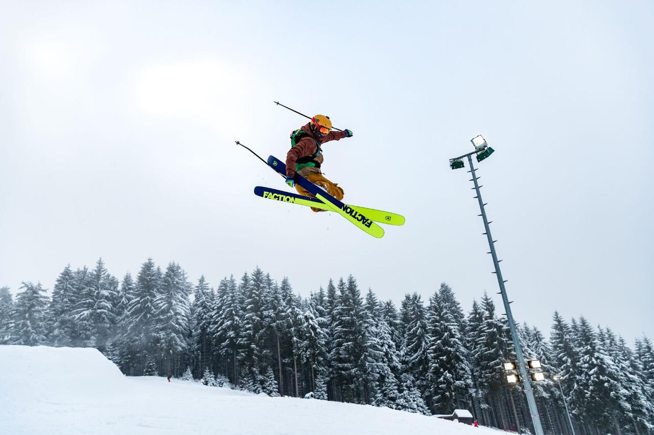 Ein Skifahrer springt durch die Luft.