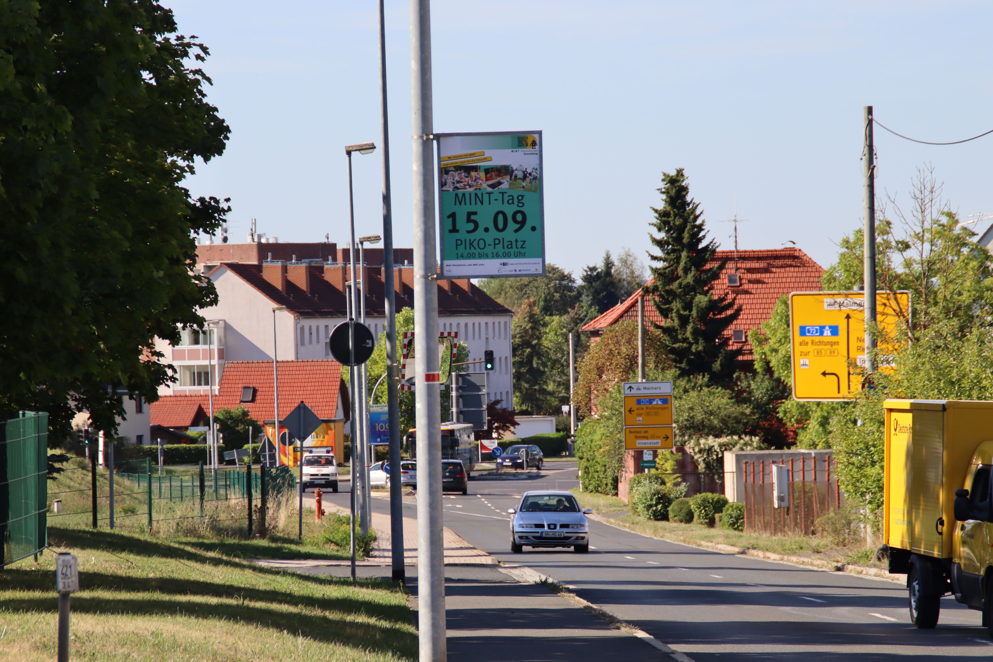 Ein Plakat hängt an einer Straßenlaterne.